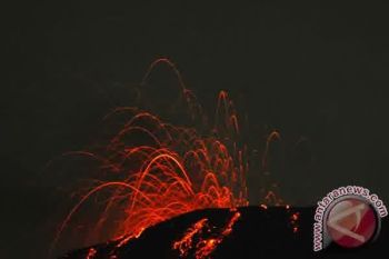 Lontaran Lava Pijar Gunung Slamet Terlihat dari Banyumas