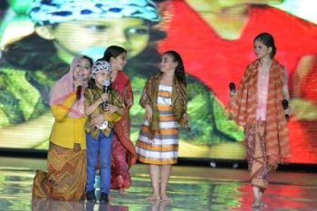 Ayu Azhari Nyanyi Lagu Using