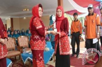 FATIMAH SINWAN TERIMA PENGHARGAAN