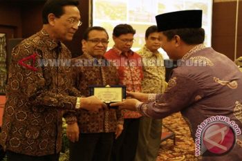 Sultan HB X Terima Cindera Mata