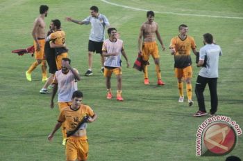 Senyum kemenangan tim Al Qadsia Kuwait