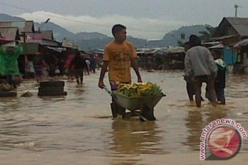 Puluhan pedagang Pasar Youtefa Jayapura terjebak banjir