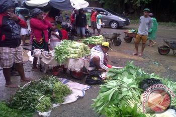 Pedagang Pasar Youtefa berjualan di bahu jalan terkait banjir