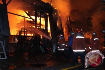 Polsek Ampenan Selidiki Penyebab Terbakarnya Gudang Kayu