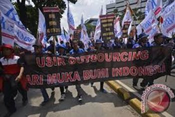 Puluhan Ribu Buruh Padati Bundaran HI