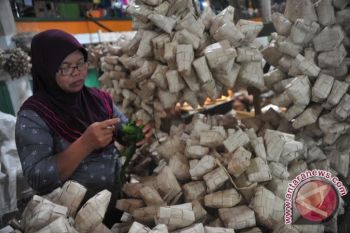 Penjual kulit ketupat Idul Adha diserbu pembeli