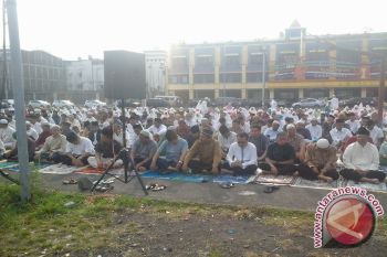 Warga Muhammadiyah di Manado Sholat Id  di lapangan Mega mall