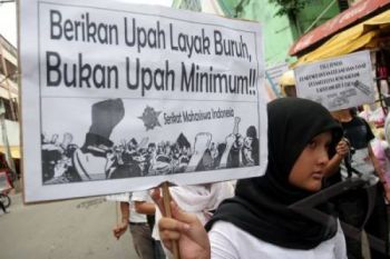 Buruh di Kudus Tuntut Upah Layak