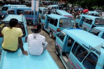 Taksi Langgar Jam Operasional, Sopir Angkutan Mogok Beroperasi