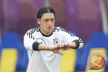 Mesut Ozil Menepi Tiga Bulan