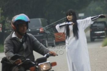 &amp;quot;Pocong&amp;quot; Atur Lalu Lintas di Padangpariaman