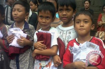 Karang Taruna Serahkan Bantuan Untuk Siswa Sampit 