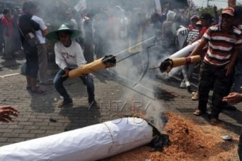 Rugikan Petani, Jokowi Diminta Tak Tandatangani FCTC