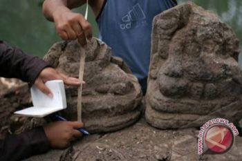 Warga temukan batu candi dan arca 