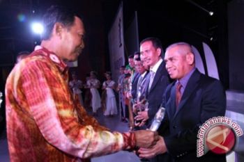 Bupati HSU Mendapat Penghargaan Berbusana Terbaik