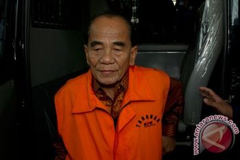 Penyidik KPK Periksa Mantan Kadishut Terkait asus Annas Maamun