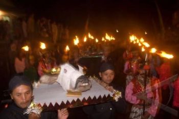 Ribuan Warga Merapi Ikuti Upacara Sedekah Gunung