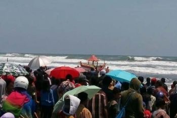 Umat Buddha Larung Sesaji di Pantai Cilacap
