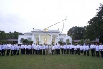 Nasir Bantu Biaya Kuliah Mahasiswa