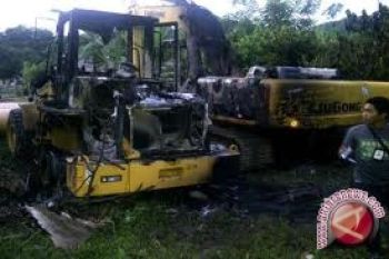Alat Berat HTI Dibakar Orang Tak Dikenal