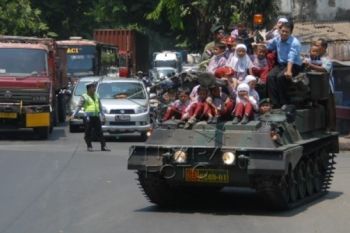 Korban tewas dalam kecelakaan tank dimakamkan dengan iringan ratusan pelayat