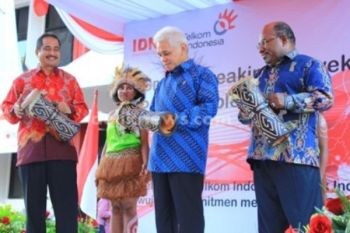 Telkom pasang kabel serat optik di Biak Numfor