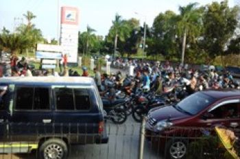Ratusan Kendaraan Kembali Antre di SPBU Karimun