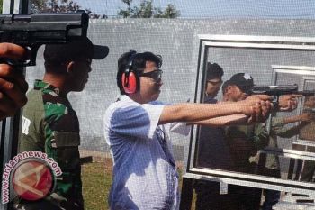 TNI AL Latih Wartawan Menembak