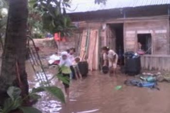 Pemkot Kerahkan Mobil Damkar Bersihkan Lumpur Banjir