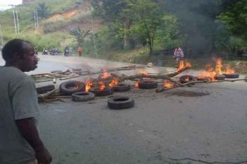 Blokade jalan Waena-Sentani menyusahkan penumpang pesawat