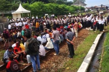 Pedagang Asongan Kembali Datangi Stasiun Tuntut Berjualan