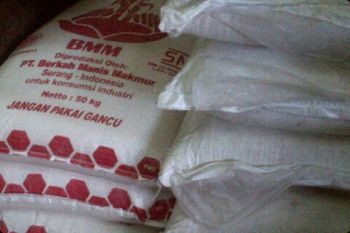 Gula rafinasi dijual kepada konsumen akhir di Manado