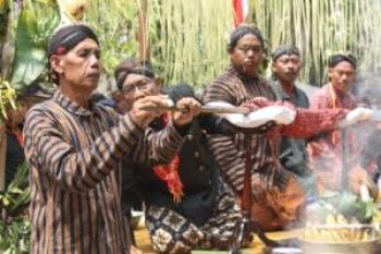 Masyarakat Tulungagung gelar ritual "Jamasan" tombak pusaka