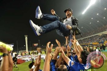 Manajer Persib Cukur Gundul 