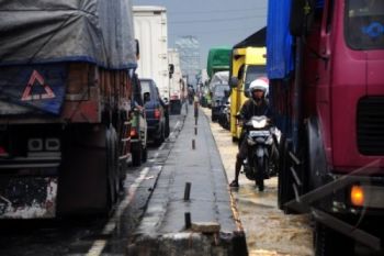 Dua Truk Terguling, Jalur Pantura Semarang Macet Parah