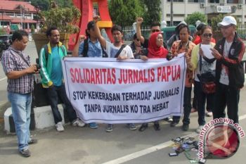 Jurnalis Jayapura demo solidaritas terhadap wartawan Makassar