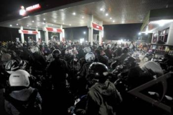 Harga BBM Naik, Kendaraan "Mengular" di Sejumlah SPBU