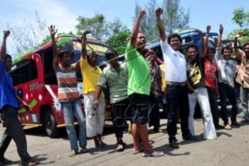 Angkutan Mogok Massal, Ratusan Calon Penumpang Telantar