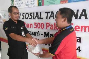 Alfamart Bagikan 500 Paket Sembako di Martapura