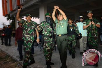PANGDAM MENENANGKAN DEMONSTRAN