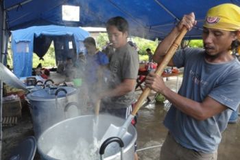 Pemerintah Dirikan Dapur Umum Bagi Korban Banjir