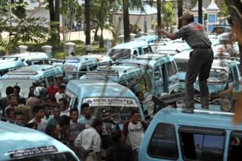 Sopir Angkutan Kota Kendari Tuntut Kenaikan Tarif 