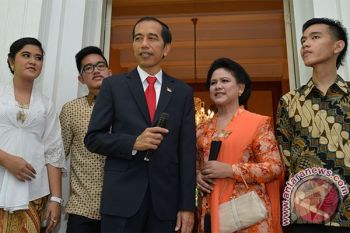 Jokowi Hadiri Wisuda Putranya di Singapura dengan Biaya Sendiri