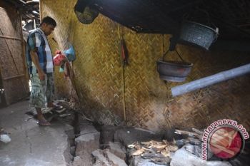 Tanah Retak, Satu Keluarga Mengungsi Takut Longsor