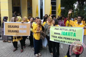 Unjuk Rasa Saat Rapim Golkar Se-Sulsel 
