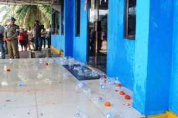 Dilempari Telur/Zam Jambak