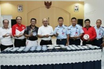 Danlanud Tanjungpinang Serahkan Keramik Selundupan ke Pemko