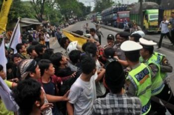 Mahasiswa IAIN Blokir Jalur Pantura