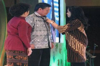 Wali Kota Manado terima penghargaan Ksatria Bakti Husada 2014