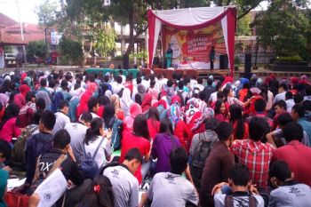 FEB Unila Gelar Gerakan Pita Merah Ekonomi